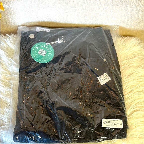 Blakely Black Distressed Jeans - Picture 13 of 14